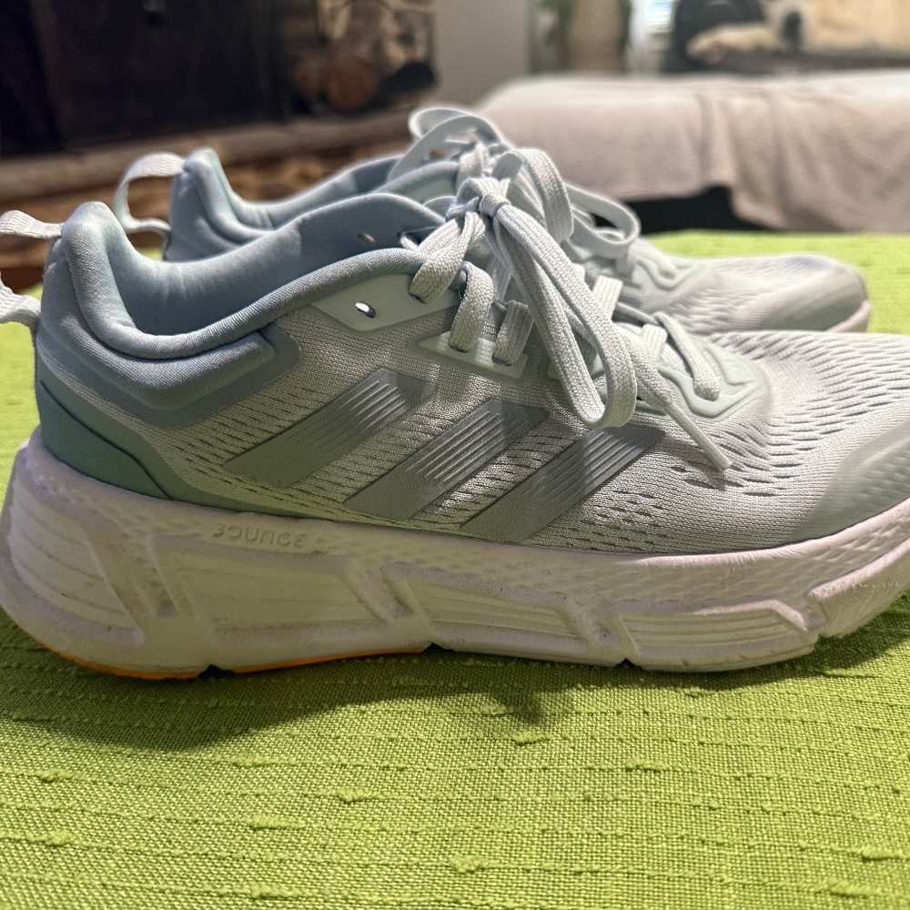 Adidas light blue questar running shoe women’s size 8